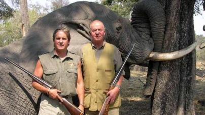 Rei Juan Carlos I (direita) posa diante de elefante