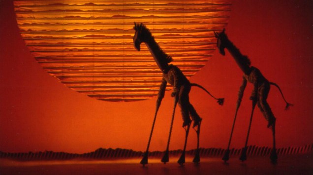 Girafas na savana africana: cenário da montagem de O Rei Leão impressiona