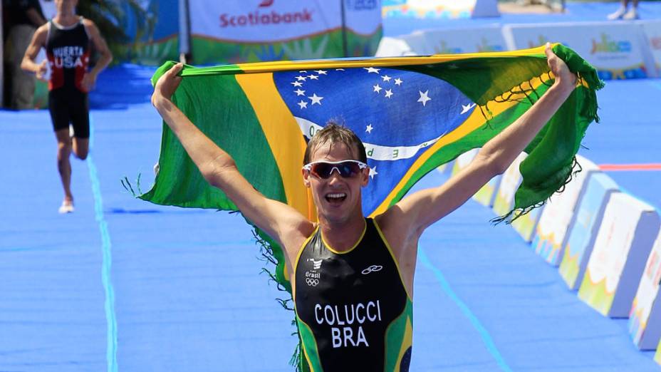 Reinaldo Colucci comemora a conquista do ouro após a competição de triatlo, no nono dia dos Jogos Pan-Americanos em Guadalajara, México, em 23/10/2011