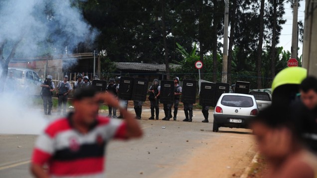 Policiais em confronto com a população, durante a reintegração de posse da área invadida do Pinheirinho, em São José dos Campos - 22/01/2012