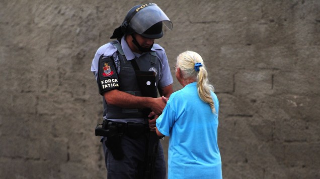 Policial e moradora durante a reintegração de posse da área invadida do Pinheirinho, em São José dos Campos - 22/01/2012