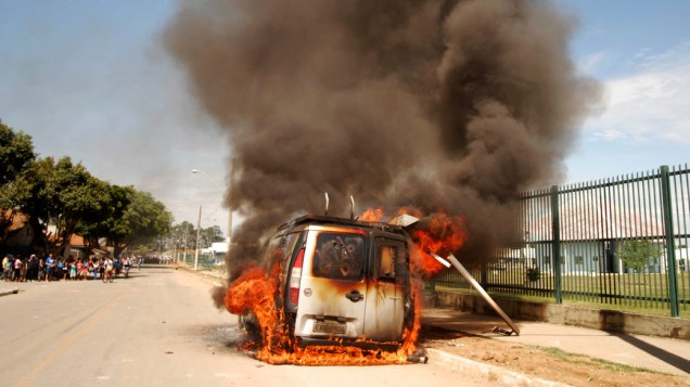 Moradores ateiam fogo em carro da TV Vanguarda, afiliada da Rede Globo, durante a reintegração de posse da área invadida do Pinheirinho, em São José dos Campos - 22/01/2012