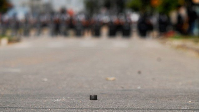 Policiais em confronto com a população, durante a reintegração de posse da área invadida do Pinheirinho, em São José dos Campos - 22/01/2012