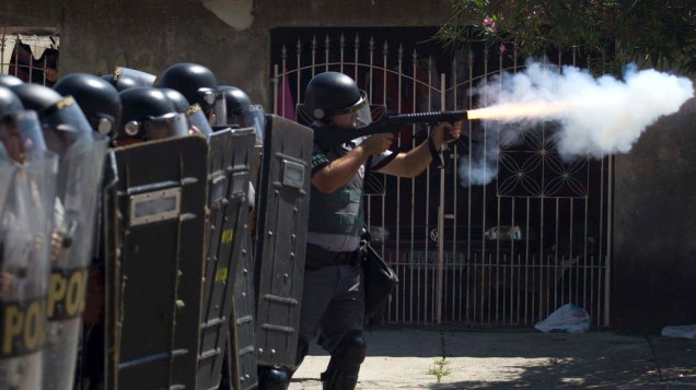 Policiais da tropa de choque disparam contra moradores que impediam a reintegração de posse, em Pinheirinho - 22/01/2012