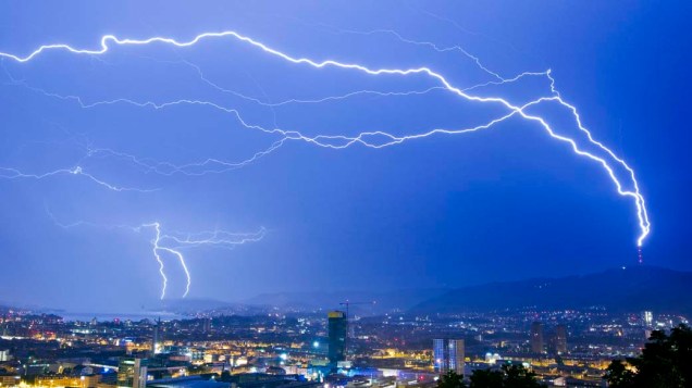 Tempestade de raios atinge a cidade de Zurique, Suíça