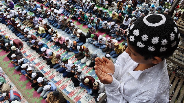 Muçulmanos participam do Eid al-Fitr, que marca o encerramento do mês sagrado do Ramadã, em Nova Déli, na Índia