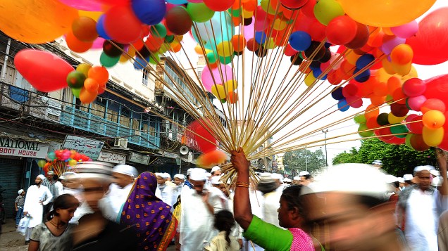Muçulmanos participam do Eid al-Fitr, que marca o encerramento do mês sagrado do Ramadã, em Nova Déli, na Índia