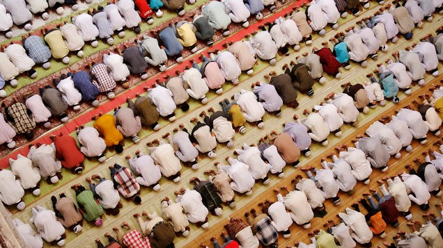 Muçulmanos fazem orações em uma mesquita na cidade Allahabad, durante o mês sagrado do Ramadã