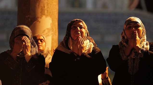 Mulheres muçulmanas oram na mesquita situada no complexo da al-Aqsa em Jerusalém durante o Ramadã