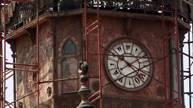 No Cairo, torre do relógio mais antigo do Egito, cerca de 1840, é visto na Mesquita de Mohamed Ali Pasha