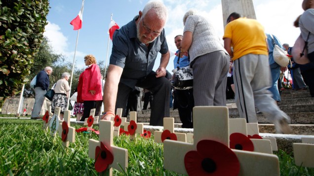Visitantes caminham por memorial em lembrança aos combatentes das guerras mundiais, em Floriana, na Ilha de Malta