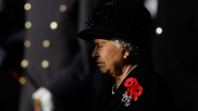 Rainha Elizabeth participa da cerimônia do "Remembrance Day", em Londres