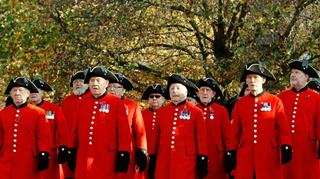 Veteranos marcham durante cerimônia do "Remembrance Day", em Londres