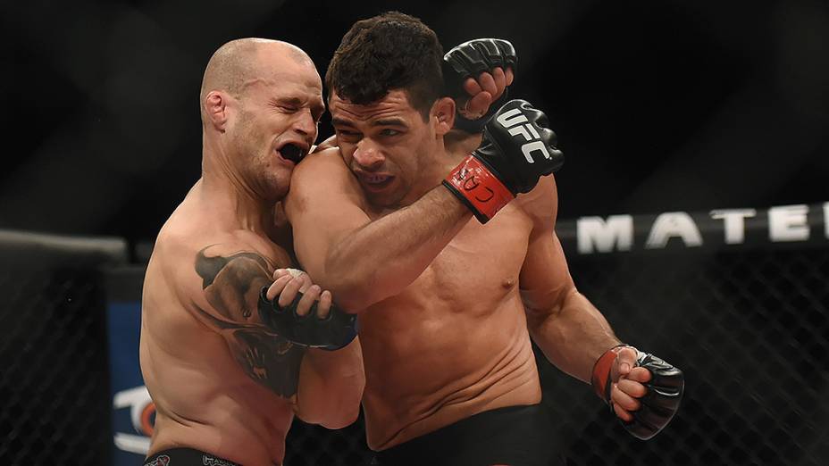 Renan Barão (BRA) finalizou Mithc Gagnon (CAN, no UFC Barueri, neste sabado (20)