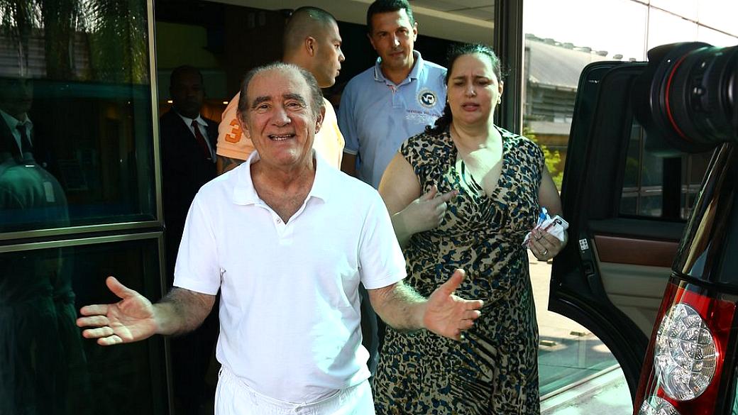 Renato Aragão recebe alta do hospital Barra D'Or, no Rio