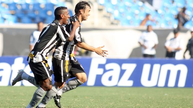 Renato Cajá (d), do Botafogo, comemora após marcar gol na partida contra o Olaria, válida pela Taça Guanabara