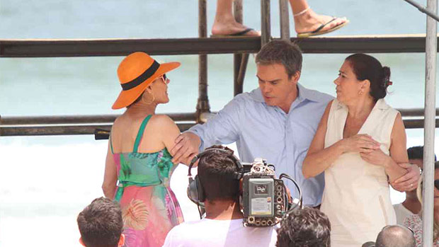 René (Dalton Vigh) protege Pereirão (Lilia Cabral) do ataque de Tereza Cristina (Christiane Torloni), durante jogo de vôlei na praia, em Fina Estampa