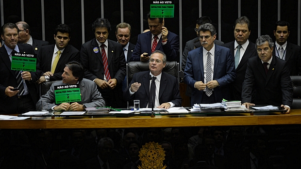 O presidente do Senado, Renan Calheiros (PMDB-AL), durante a sessão de votação do veto à Lei de Royalties