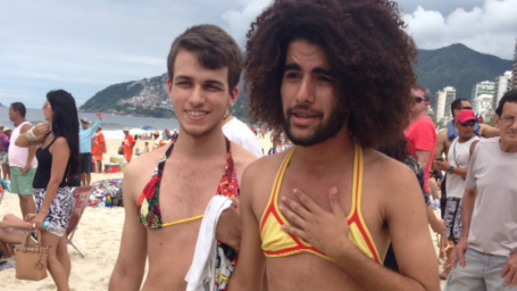 Rennan Oliveira e Victor Ferreira aderiram ao toplessaço, no Rio