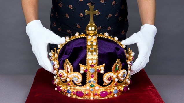 Uma recriação da coroa imperial de Henrique VIII é apresentada em Londres