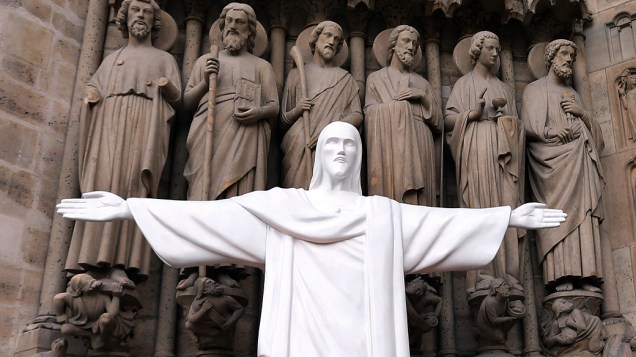 Réplica do Cristo na catedral de Notre Dame (Paris) faz parte dos preparativos da Jornada da Juventude de 2013, no Rio