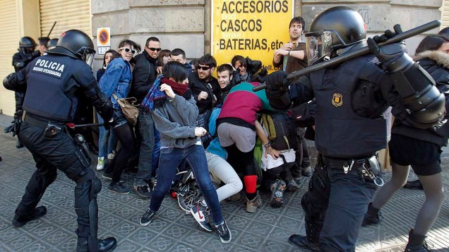 Policiais dispersam manifestantes durante protesto contra os cortes no orçamento para educação em Barcelona, Espanha