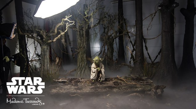 Reprodução do pântano de Dagobah com figura de cera do mestre Yoda no museu Madame Tussauds