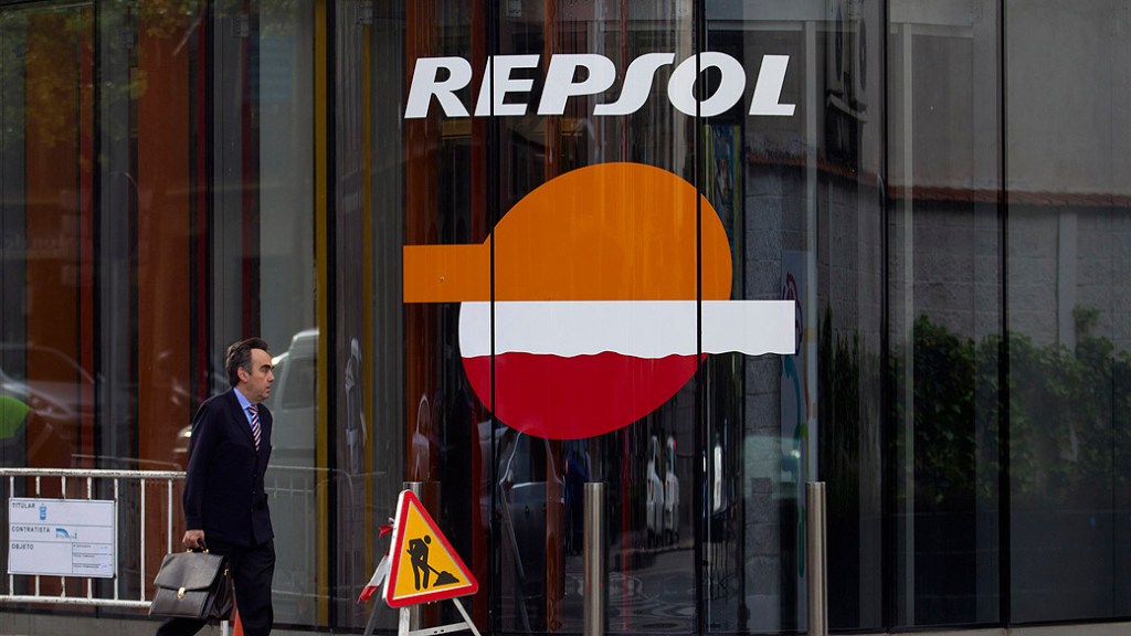 Homem passa por um posto de gasolina da Repsol em Madrid