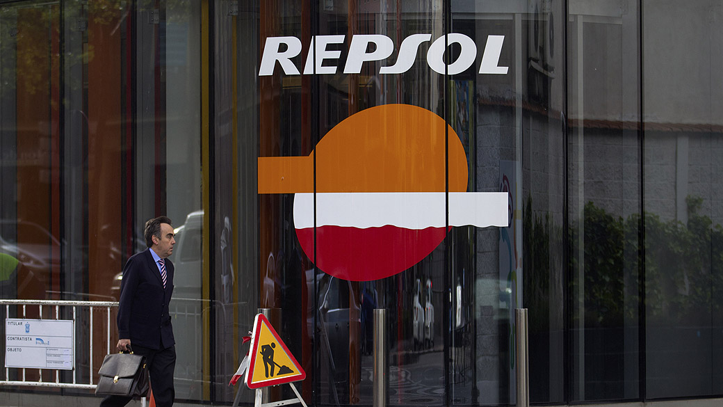 Homem passa por um posto de gasolina da Repsol em Madrid