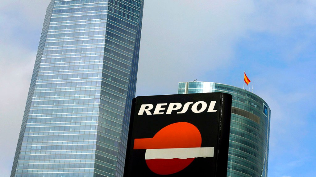 Logo da Repsol em posto de gasolina, em Madrid