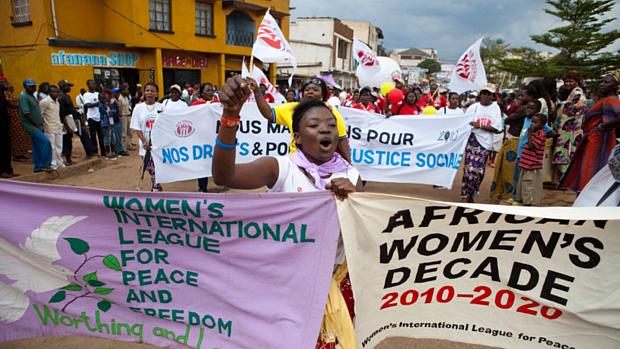 Mulheres participam de marcha, na República Democrática do Congo, onde a ONU registrou mais de 15.000 casos de estupro, em 2009