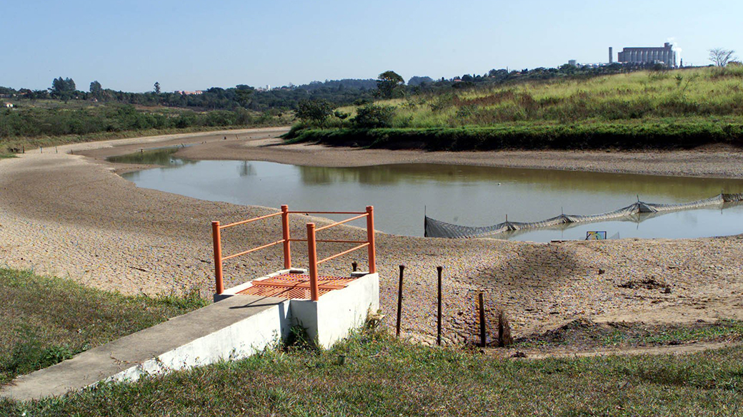 Reservatório de água que abastece 135.000 habitantes de Itu está quatro metros abaixo do nível considerado 'normal'. O município raciona água desde fevereiro