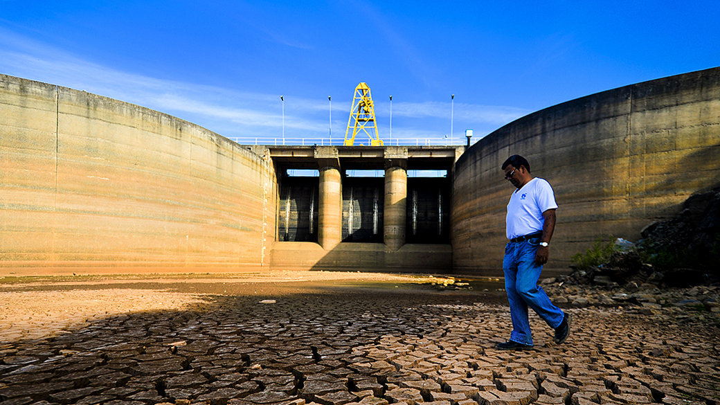 Funcionário caminha pela área da represa Jaguari, que faz parte do Sistema Cantareira, em Bragança Paulista, no interior de São Paulo, que está 8 metros abaixo do seu nível de vazão devido à falta de chuvas