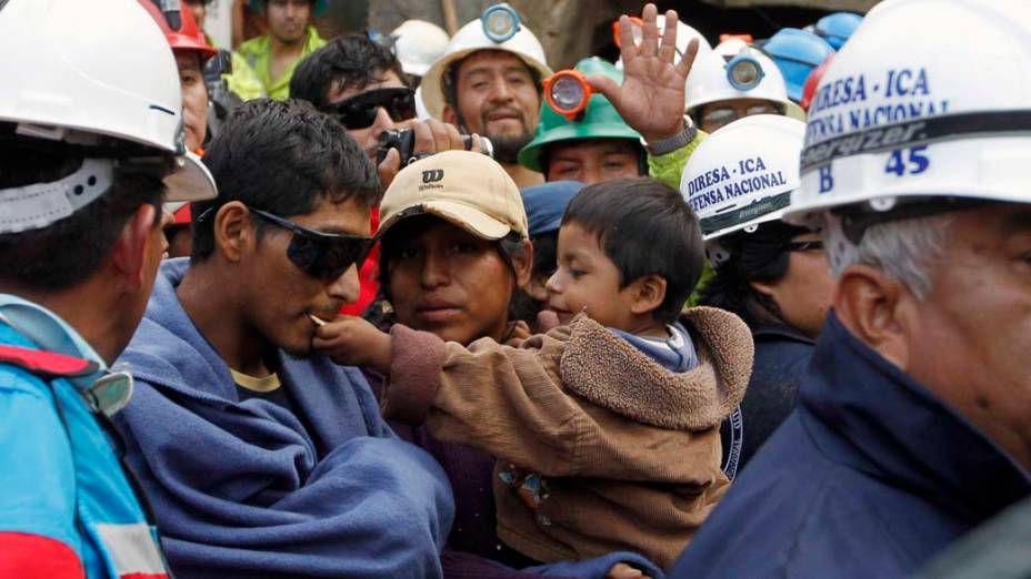 O mineiro Javier Tapia encontra com familiares após ser resgatado da mina Cabeza de Negro onde ele estava preso desde 5 de abril, no Peru