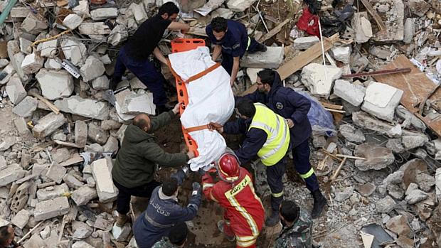 Equipes de socorro retiram corpo de escombros de edifício em Beirute