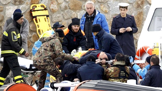 Equipe de resgate carrega sobrevivente do Costa Concordia em uma maca