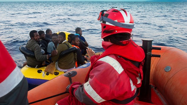 Bote de borracha com imigrantes ilegais é interceptado em alto-mar pela Guarda Costeira espanhola entre Marrocos e Espanha