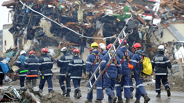Equipes de resgate estrangeiras preparam busca entre os escombros em Natori