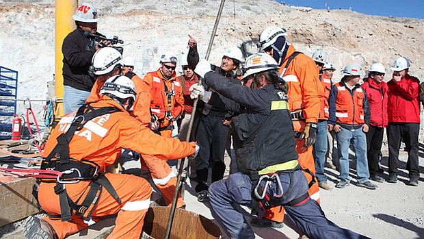 Equipe trabalha no resgate dos mineiros