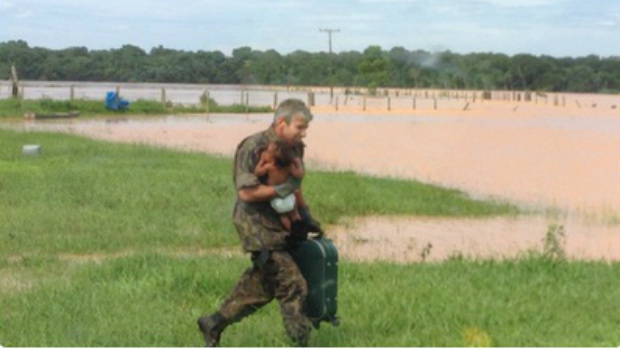 Criança é resgatada por militares da Força Aérea Brasileira (FAB)