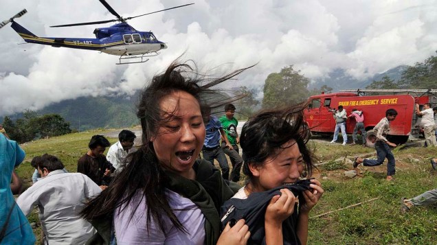 Vítimas resgatadas após terremoto que atingiu a cordilheira do Himalaia, na Índia