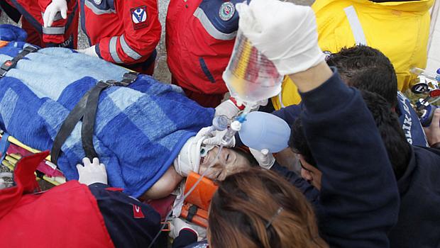 Equipes de buscas resgatam a professora de 27 anos, que permaneceu soterrada durante 66 horas na Turquia