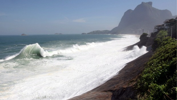 A força das ondas: ressaca cobre de espuma o costão rochoso no Rio de Janeiro