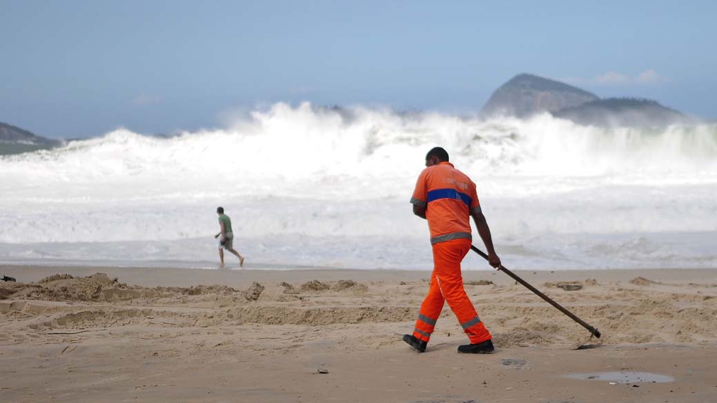 A ressaca na orla do Rio levou água e areia para o calçadão e prédios a beira mar na praia do Leblon, zona sul do Rio de Janeiro