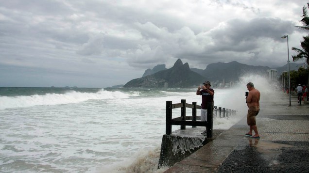 Ressaca na praia do Arpoador, Rio de Janeiro