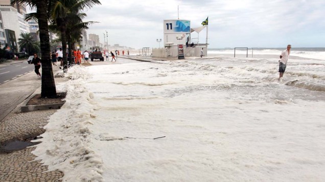 Ondas provocadas pela ressaca atingem as duas pistas da Avenida Delfim Moreira, na praia do Leblon, Rio de Janeiro