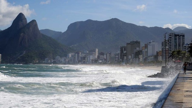 Ressaca na praia de Copacabana, Rio de Janeiro