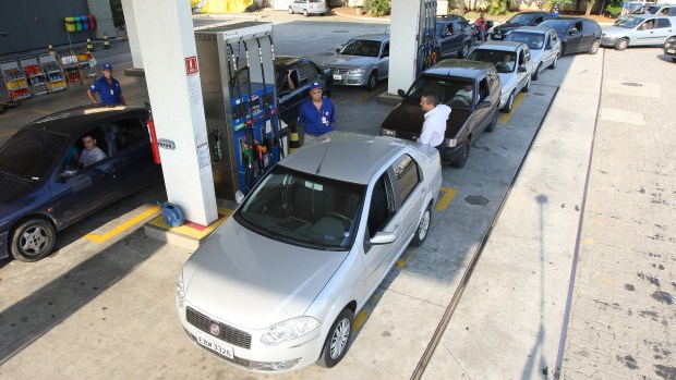 Motoristas enfrentam fila para abastecer em posto de combustível localizado na Marginal Tietê, na zona norte da capital paulista