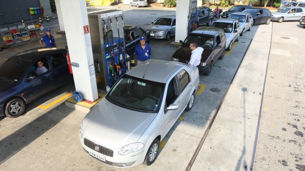Motoristas enfrentam fila para abastecer em posto de combustível localizado na Marginal Tietê, na zona norte da capital paulista Motoristas enfrentam fila para abastecer em posto de combustível localizado na Marginal Tietê, na zona norte da capital paulista