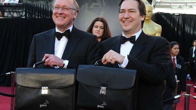 Rick Ross e Brad Oltmann, da consultoria PriceWaterhouseCoopers, chegam ao Kodak Theatre, em Hollywood, com os envelopes contendo os nomes dos vencedores do Oscar 2011